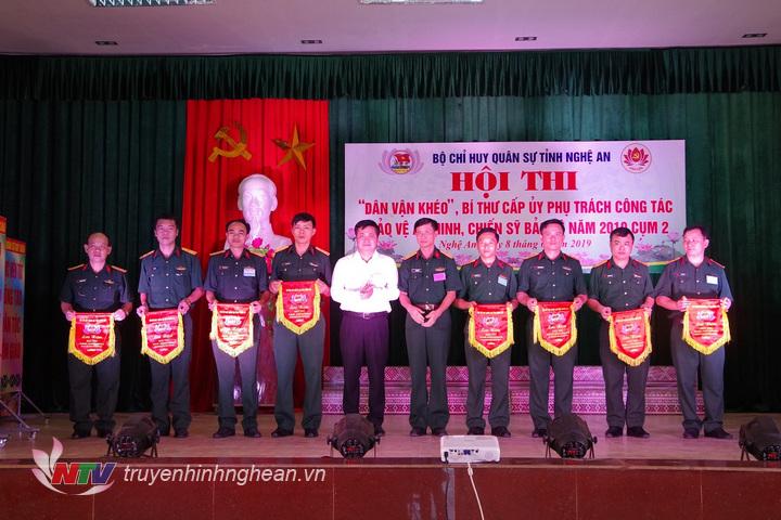 Ban tổ chức trao Cờ lưu niệm cho các đội thi.