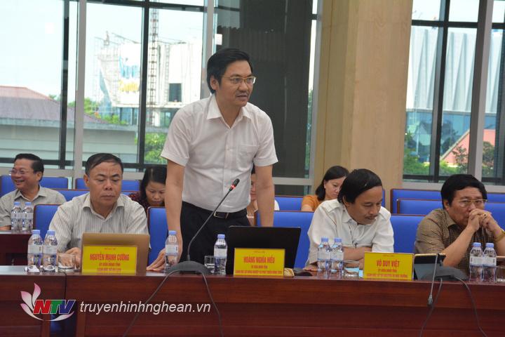 Ông Hoàng Nghĩa Hiếu - Giám đốc Sở NN&PTNT báo cáo về công tác xử lý dịch tả lợn châu Phi. 