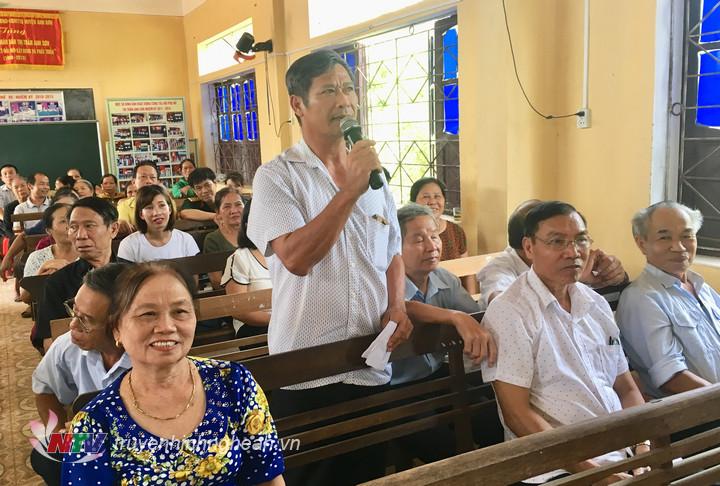 Cử tri nêu kiến nghị tại buổi tiếp xúc.