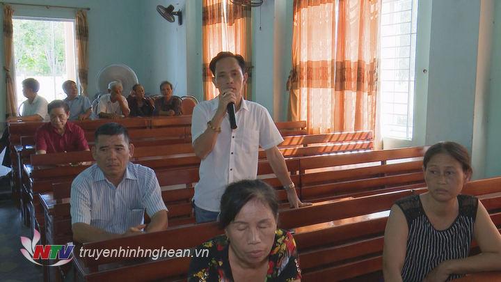 Cử tri TX Cửa Lò nêu kiến nghị tại buổi tiếp xúc.