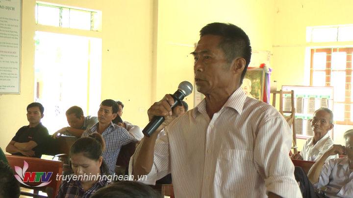 Cử tri nểu kiến nghị tại buổi tiếp xúc.