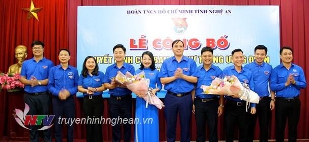 Tập thể Tỉnh đoàn tặng hoa chúc mừng Quyền Bí thư Tỉnh đoàn.