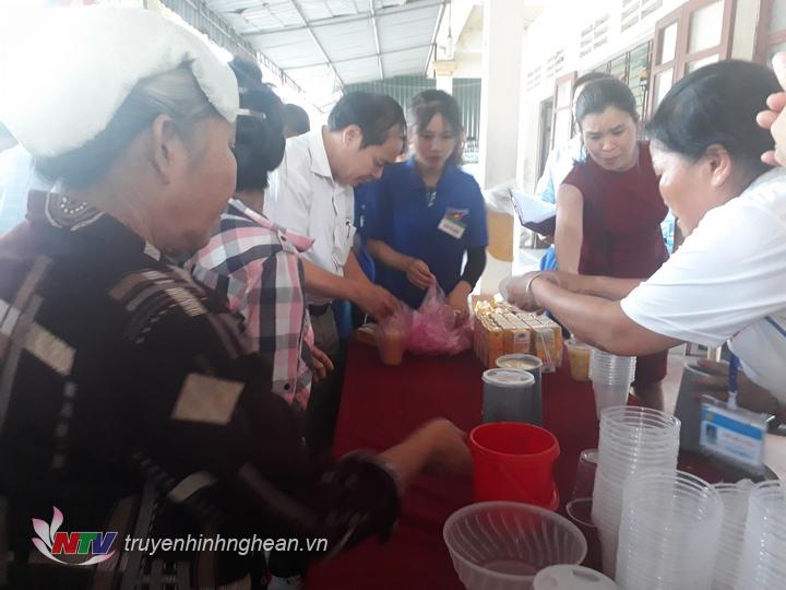 Đại diện Hội giáo dục chăm sóc sức khỏe cộng đồng tỉnh PG88 go Bắn cá và Bệnh viện Đa khoa Diễn Châu phát cháo cho bệnh nhân