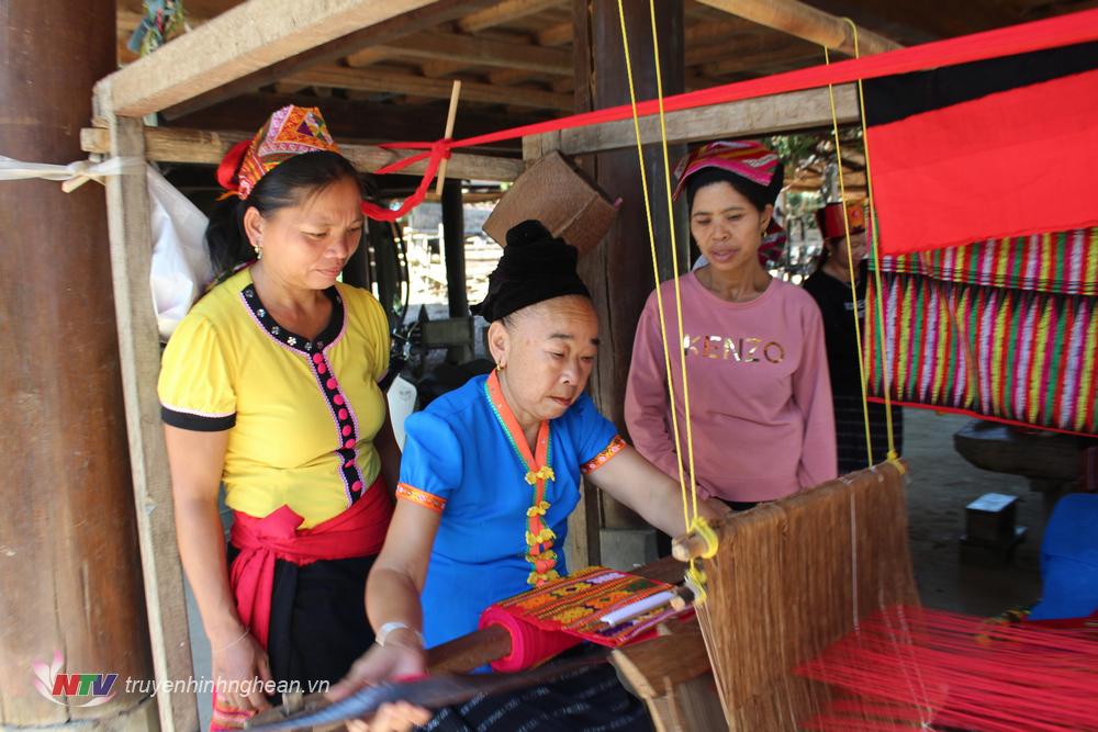 Những tiếng thoi giữ nghề.