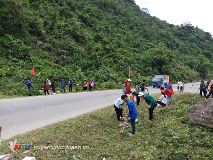 Các Đoàn viên thanh niên tiến hànhh thu gom rác thải.