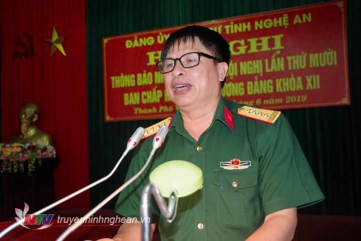 Đại tá Vương Kim Hải, Ủy viên Ban thường vụ Đang rủy Quân sự, Phó Chính ủy Bộ CHQS tỉnh chủ trì thông báo nội dung hội nghị Trung ương 10.