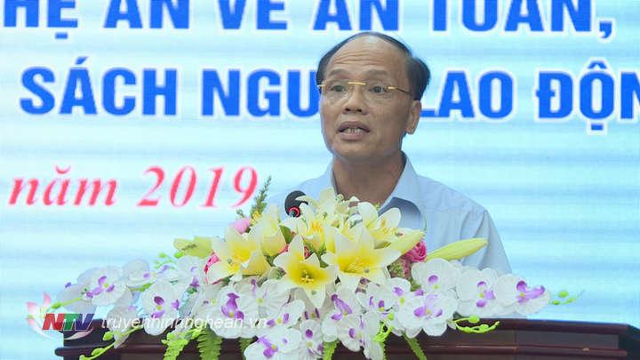 Đại diện lãnh đạo Sở LĐ-TB&XH giải đáp