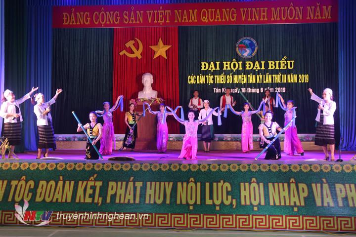 Tiết mục văn nghệ chào mừng đại hội.