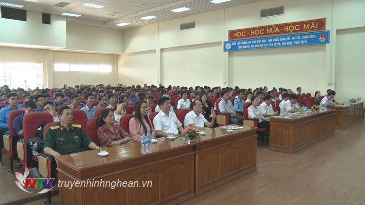 Các đại biểu tham dự.