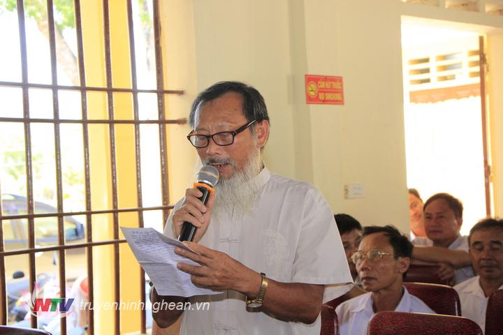 Cử tri nêu kiến nghị tại buổi tiếp xúc.