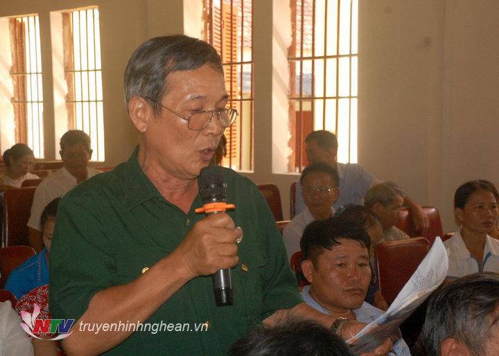 Cử tri nêu kiến nghị tại buổi tiếp xúc.