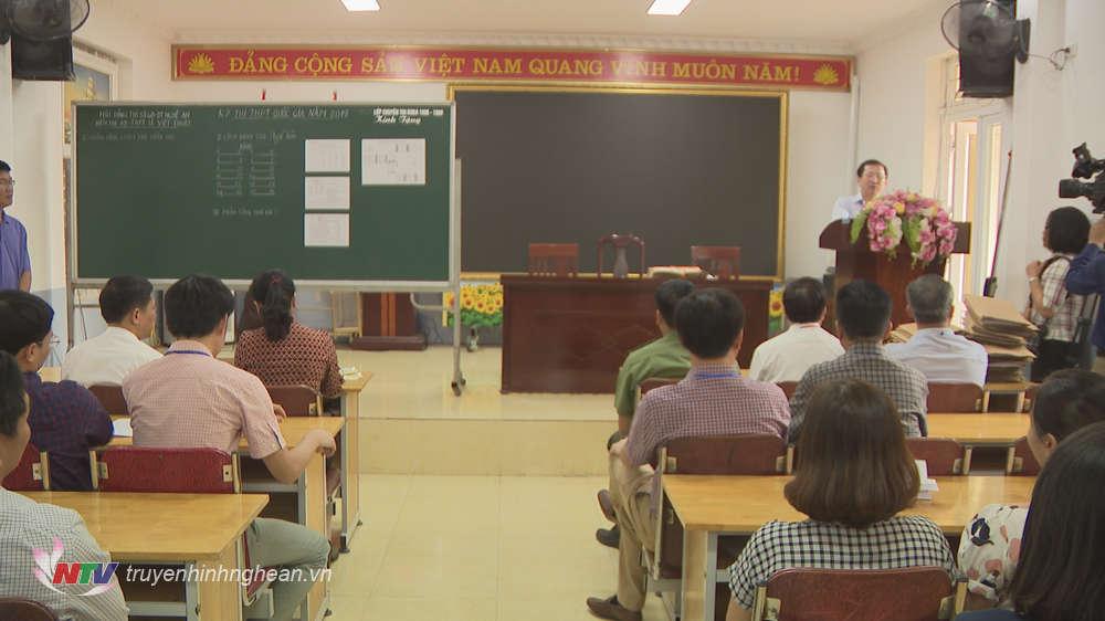 Phó PG88 go Bắn cá UBND tỉnh Đinh Viết Hồng trao đổi với Hội đồng thi Trường THPT Lê Viết Thuật.