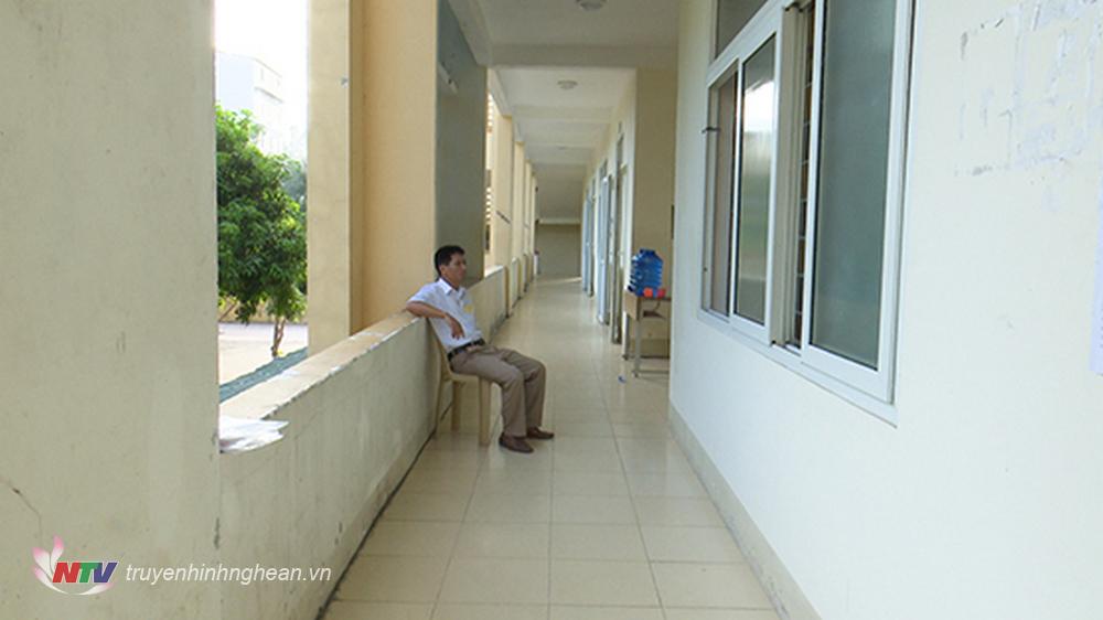 Giám thị hành lang tại điểm thi TX Cửa Lò.