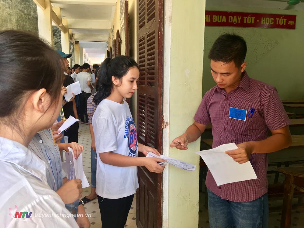  Các thi sinh làm thủ tục vào phòng thi.