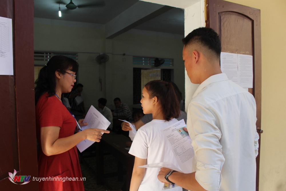 Các em làm thủ tục vào phòng thi.