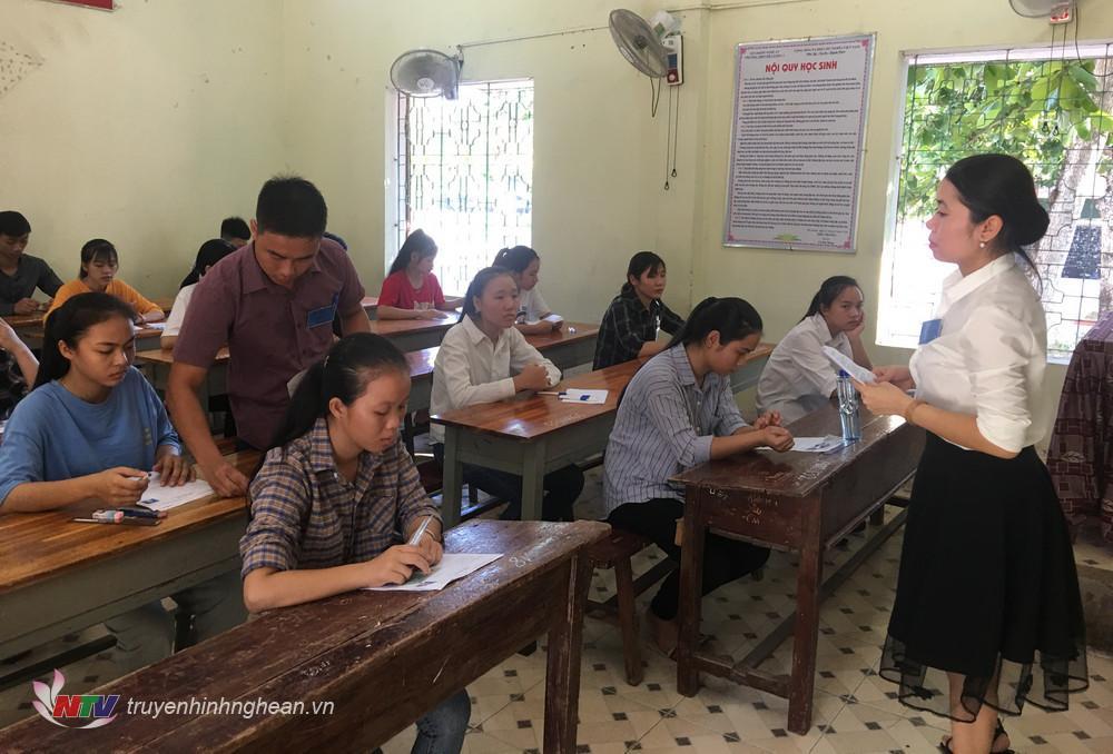 Giám thị hướng dẫn thí sinh điền thông tin trước khi bước vào thời gian làm bài chính thức tại huyện Đô Lương
