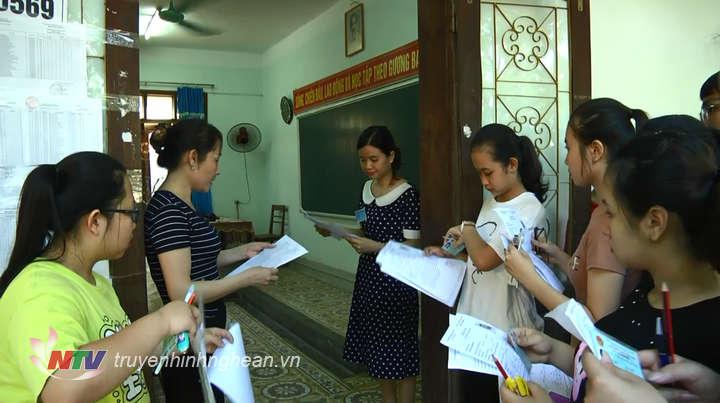 Các thí sinh làm thủ tục trước lúc vào phòng thi.
