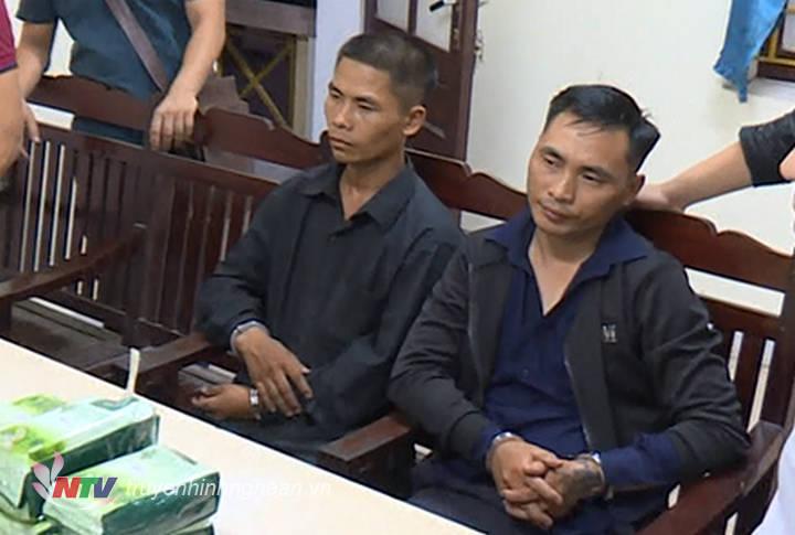 Hai đối tượng người Mông tại cơ quan điều tra.