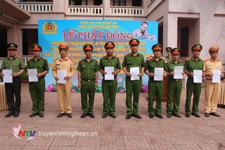 Công bố quyết định thăng quân hàm, tăng lương cho các cán bộ chiến sỹ công an Quỳ Hợp.