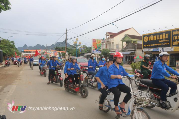 Các lực lương tham gia diễu hành trên các tuyến đường tại Thị trấn.