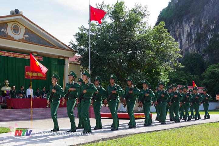  Trao súng cho chiến sỹ mới trong lễ tuyên thệ