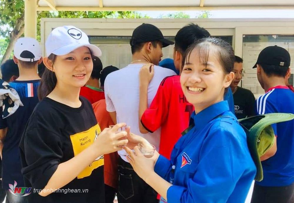 Các bạn tình nguyện viên tiếp sức mùa thi phường Hòa Hiếu (TX. Thái Hòa) phát nước uống cho các thi sinh.