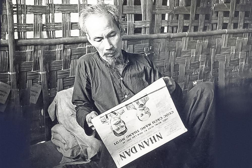 Bác Hồ đọc báo Nhân dân.