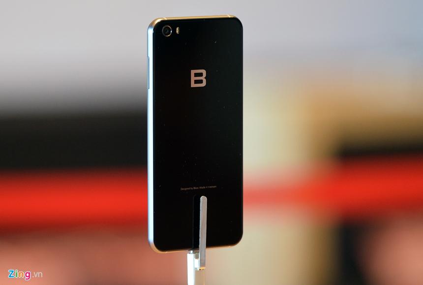 Bphone 3 có nhiều tiến bộ sau thời gian dài nhận "gạch đá", nhưng chưa tạo được cú hích trên thị trường. 