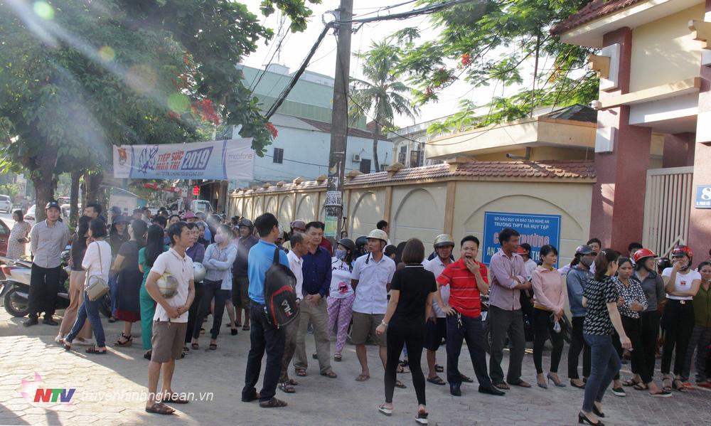 Tại địa điêm thi THPT Quang Trung, các "sĩ tử" tập trung về đây từ 6h. Nhiều phụ huynh cho biết, họ đưa con em tới trường thi sớm để các em còn thời gian chuẩn bị.