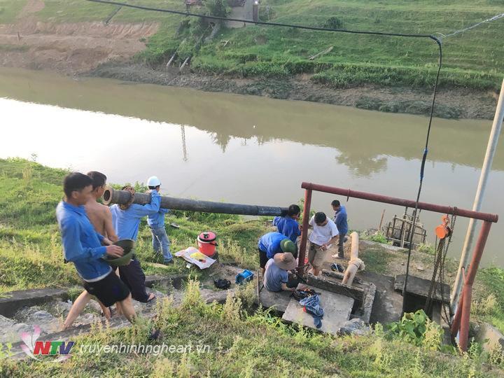 Công nhân trạm cấp nước Đô Lương đang lắp đặt thêm 1 trạm bơm dã chiến.