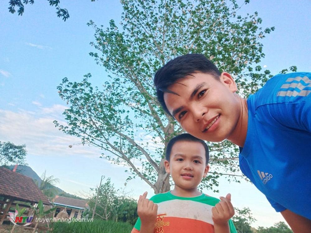 Nhiều người tìm đến để cùng nhau chụp những hình ảnh lưu niệm bên cây bông gòn trắng muốt đầy quyến rũ này.