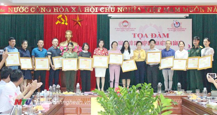 17 nhà báo xuất sắc có nhiều đóng góp cho sự nghiệp Đại đoàn kết toàn dân tộc được khen thưởng.