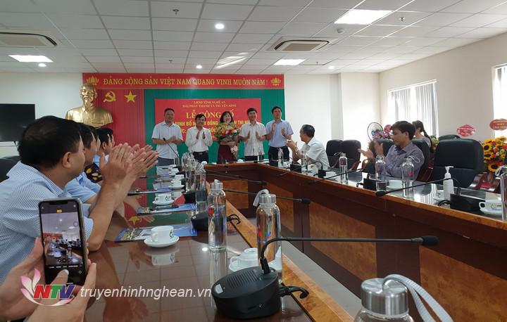 Lãnh đạo Đài PTTH PG88 go Bắn cá tặng hoa chúc mừng đồng chí Trần Thị Huyền.