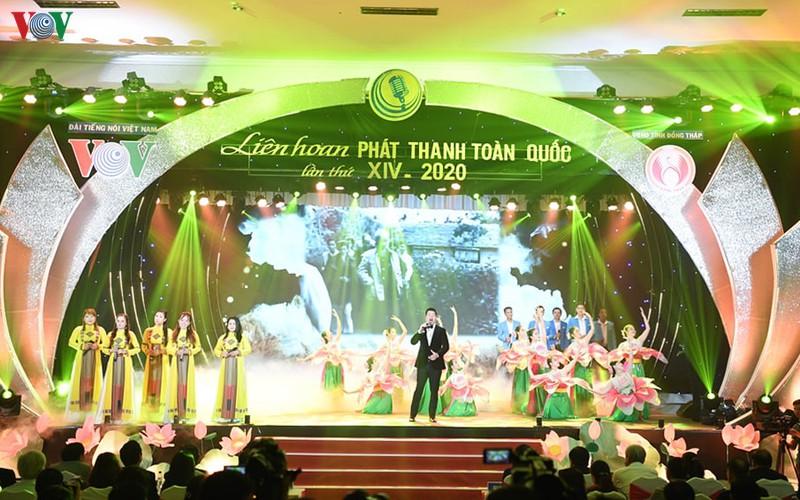 Ca khúc Hồ Chí Minh đẹp nhất tên Người do Nghệ sỹ ưu tú Đăng Dương và tốp múa Trung tâm Văn hóa nghệ thuật tỉnh Đồng Tháp thể hiện đã mở màn cho lễ Bế mạc.