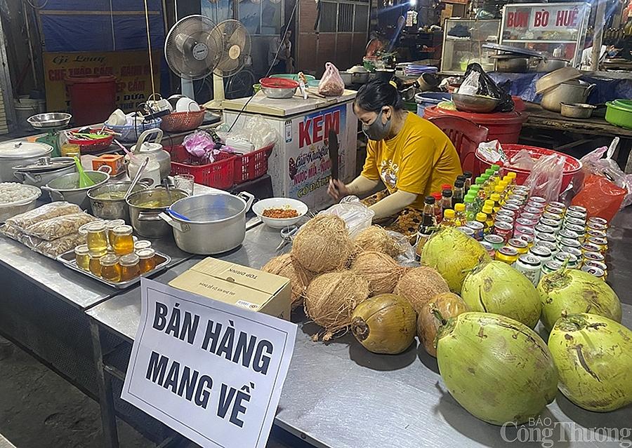 Tạm thời dừng bán hàng tại chỗ, các quán hàng ăn uống ở TP. Vinh chuyển hướng sang bán online, treo biển bán mang về, ship tận nơi.