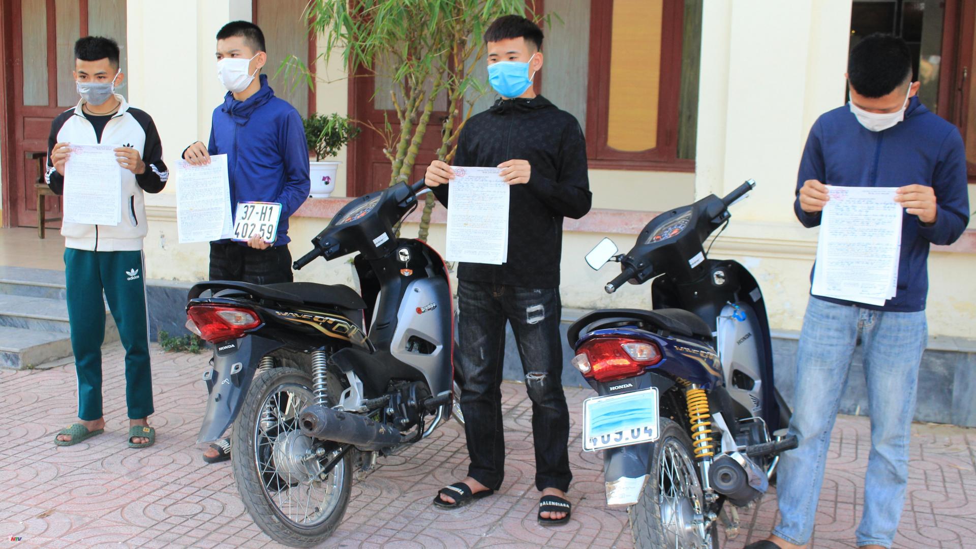 Các đói tượng Hân, Quyền, Bảo và Khởi (từ trái sang)-