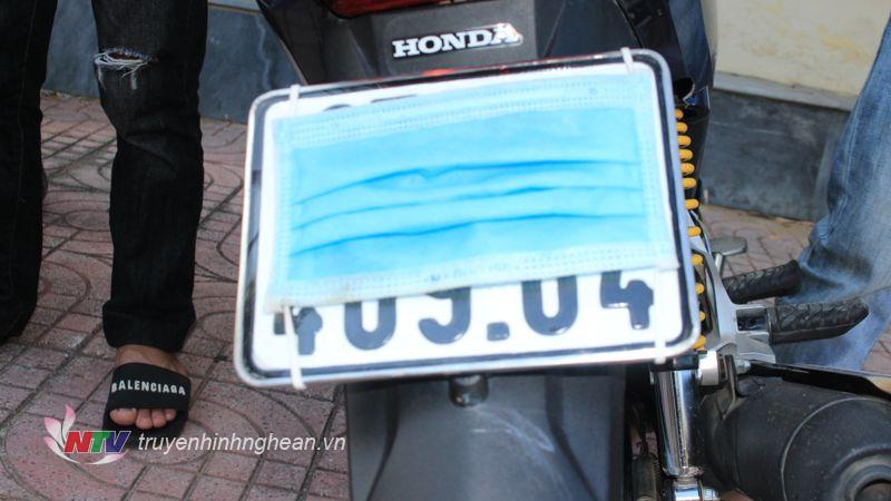 Các đối tượng bịt biển khối xe bằng khẩu trang y tế