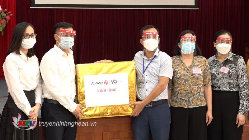 rao tặng kính chống giọt bắn cho phường Hà Huy Tập TP Vinh-