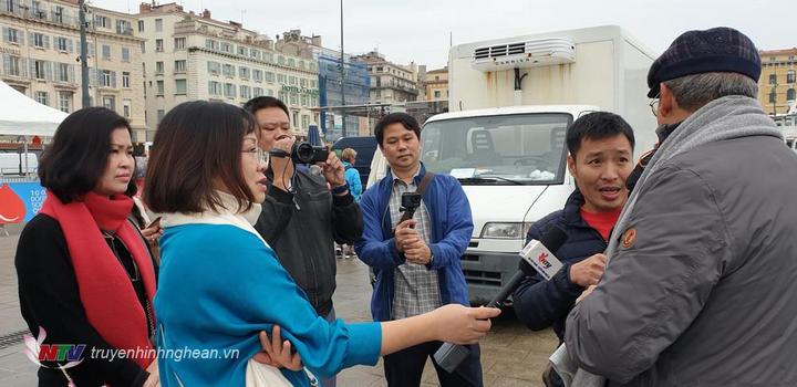 Nhóm làm phim Hành trình theo chân Bác tác nghiệp tại thành phố hải cảng Marseille.