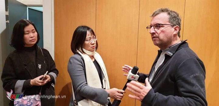 Nhóm làm phim Hành trình theo chân Bác tác nghiệp tại Không gian Hồ Chí Minh.
