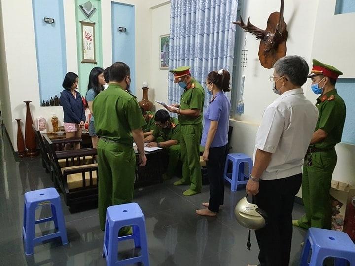 Cơ quan điều tra khám xét nơi ở của các nghi can. 