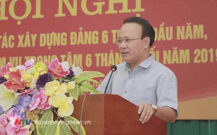 Đồng chí Nguyễn Nam Đình - Ủy viên Ban Thường vụ Tỉnh ủy, Bí thư Đảng ủy Khối Các cơ quan tỉnh phát biểu tại hội nghị. 