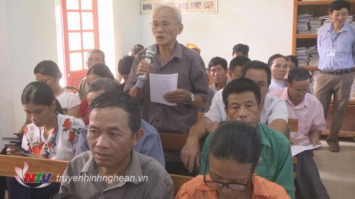 Người dân nêu ý kiến tại buổi đối thoại.