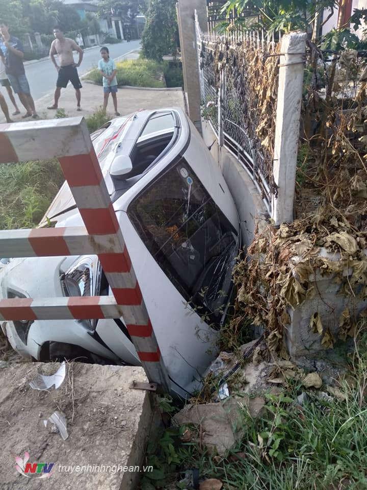 Xe ô tô bị hư hỏng phần đầu.