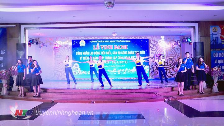 Các tiết mục văn nghệ chào mừng.