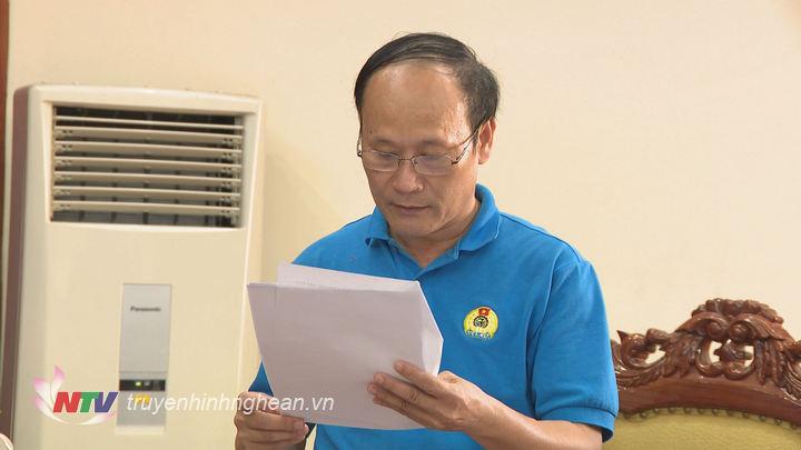 Lãnh đạo Liên đoàn lao động tỉnh báo cáo tại buổi làm việc.