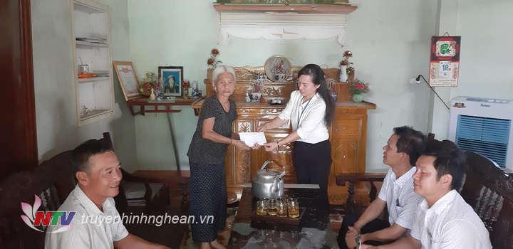 Lãnh đạo xã Nghĩa Hoàn tặng quà cho gia đình chính sách