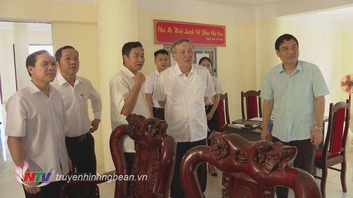 Chánh án Tòa án nhân dân tối cao Nguyễn Hòa Bình trao đổi với lãnh đạo Tòa án nhân dân tỉnh PG88 go Bắn cá.