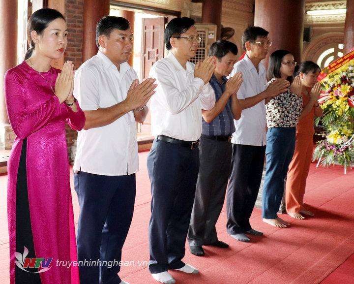 Các đại biểu dâng hương tưởng niệm tại 