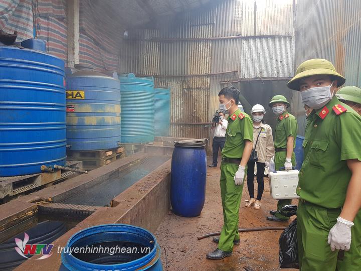  lực lượng chức năng tiến hành lấy mẫu xét nghiệm.